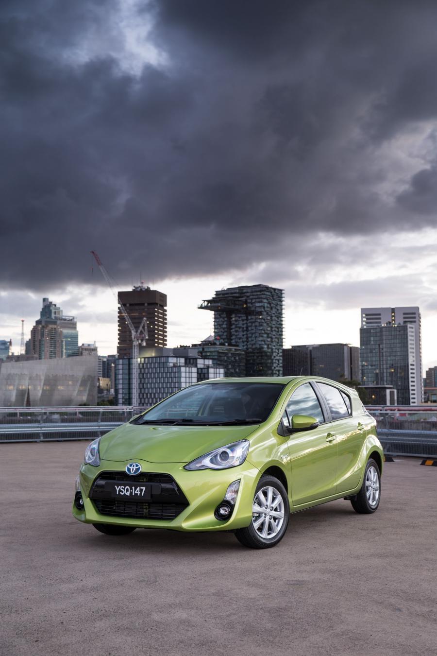  Toyota Prius c i-Tech 2015 года  (AU) (фото 6 из 10)